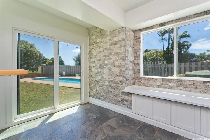Enclosed Patio/Wet Bar