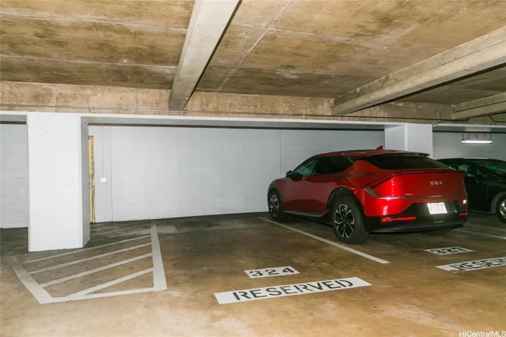 Large parking stall on the 2nd floor!!!