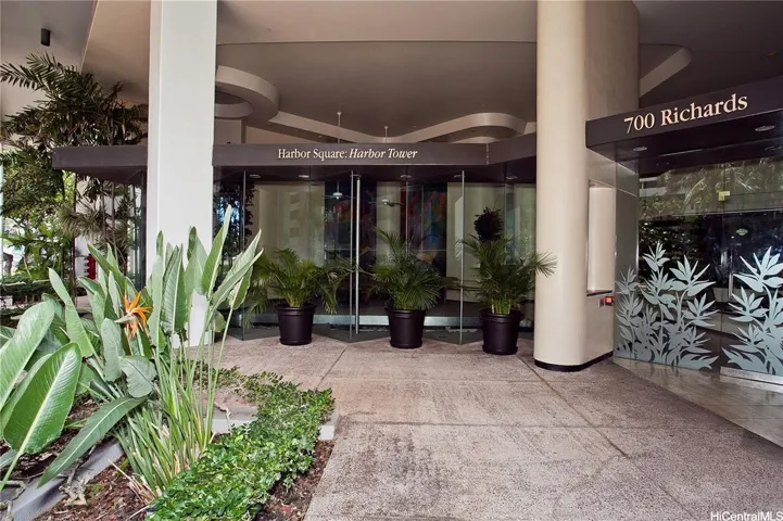 Welcoming Hawaiian Entrance Style.