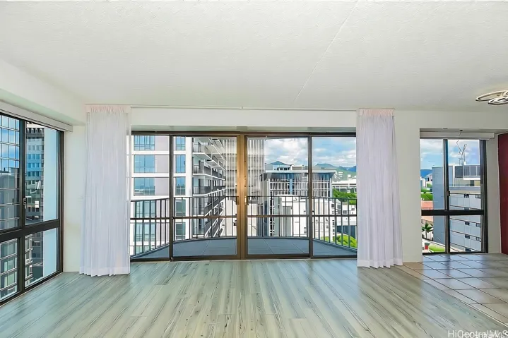 City lights & Kakaako Views from your lanai