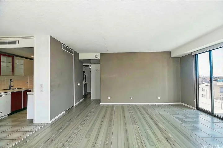 Large spacious living room views of Honolulu Harbor & mountain views over your shoulder.