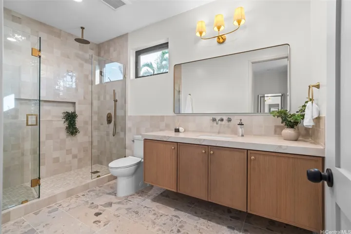 2nd Floor - Primary Suite 2 - Bathroom