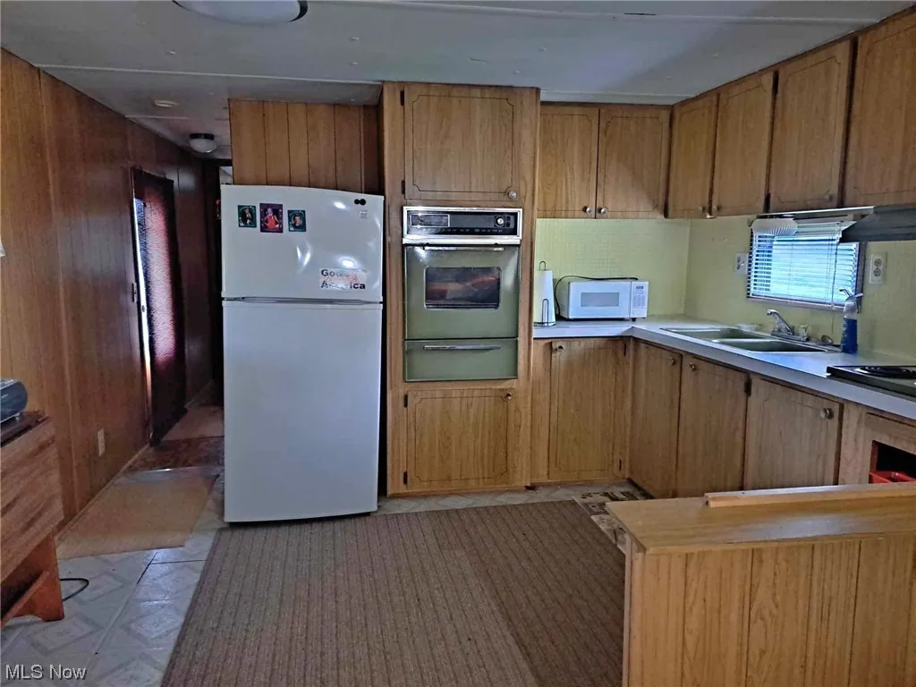 Eat-in Kitchen with Appliances