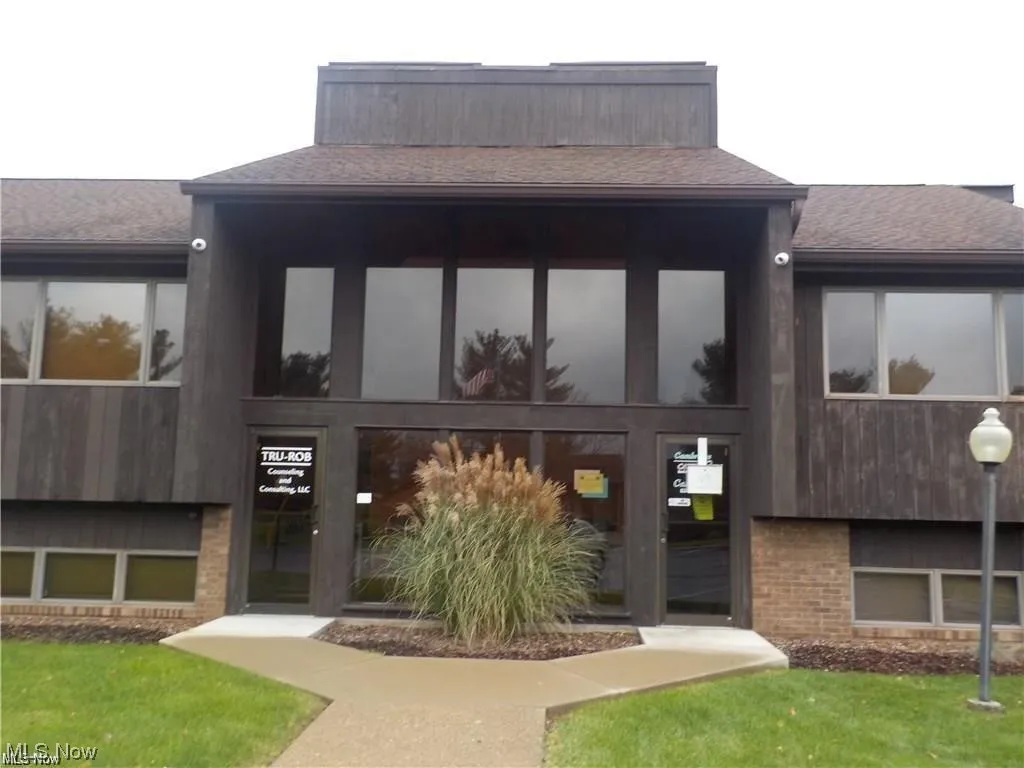 View of front facade with a front yard