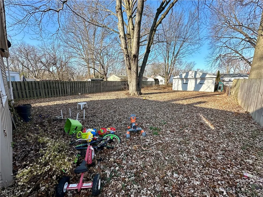 View of yard featuring a storage shed