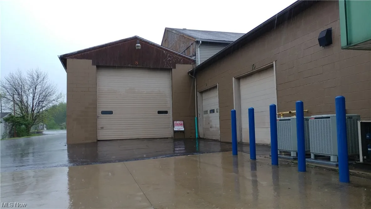 These are the two doors on the other side.  You could also rent the tall long bay, that has another tall door on the other end, if you wish!!