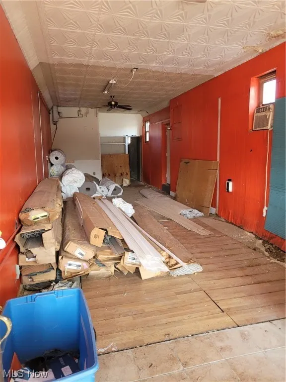Misc room with ceiling fan