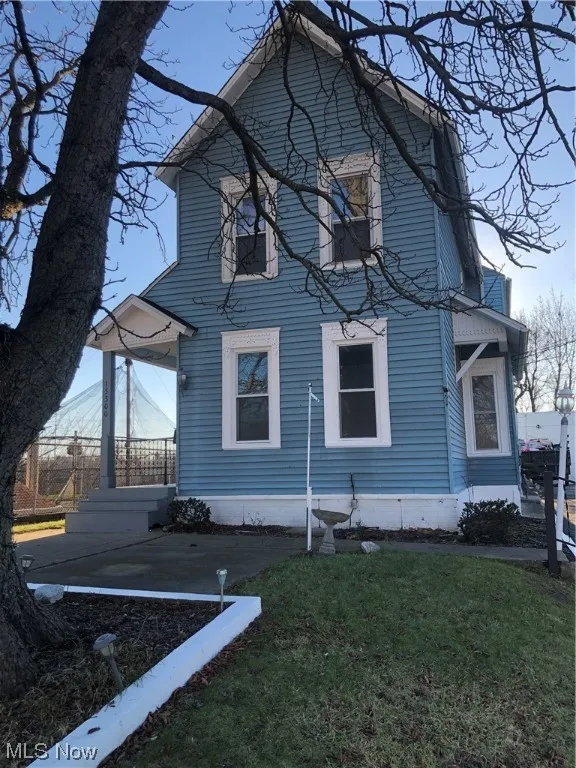 View of front facade featuring a front yard