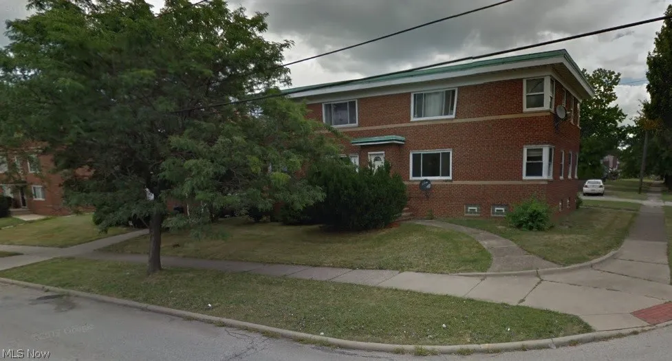 View of front of house featuring a front lawn