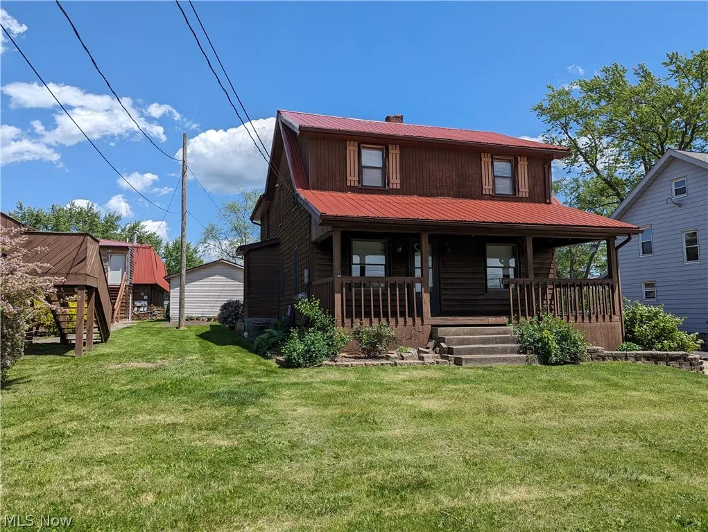 View of front facade with a porch and a front yard