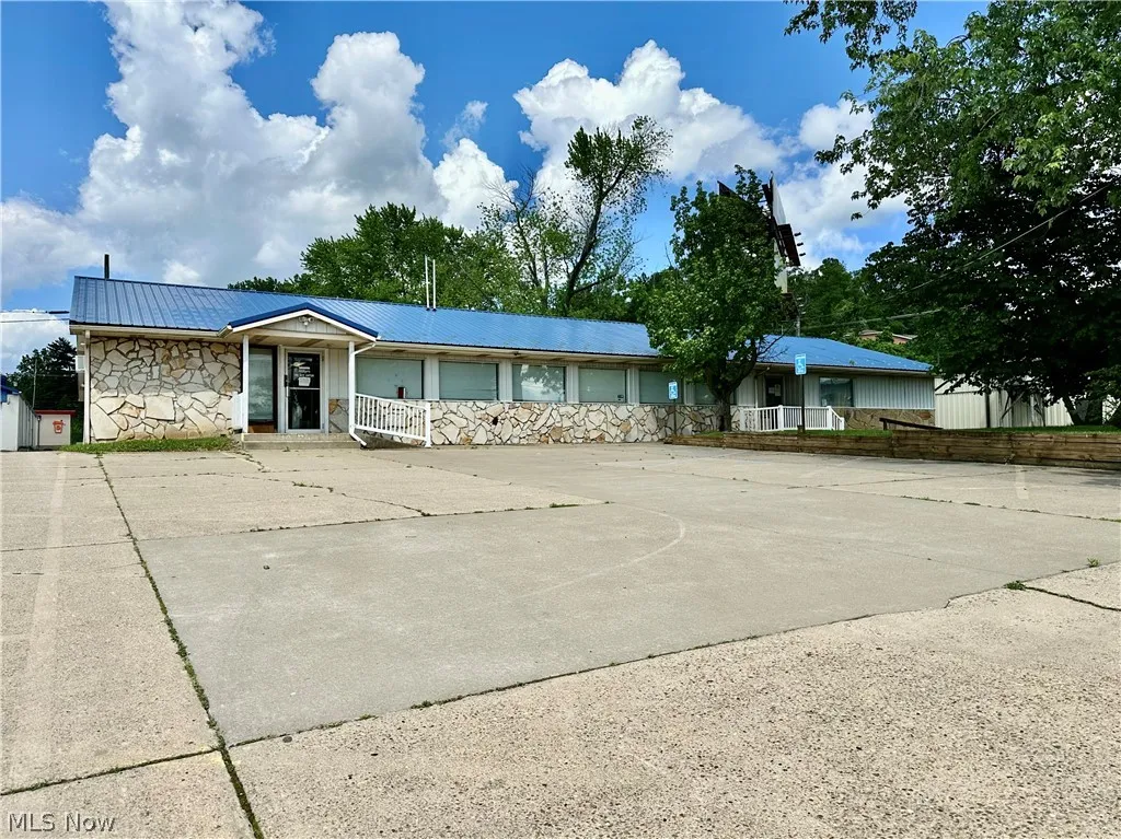 Offering up to 14 parking spaces in front and 5 in back