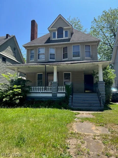 View of front facade with a porch