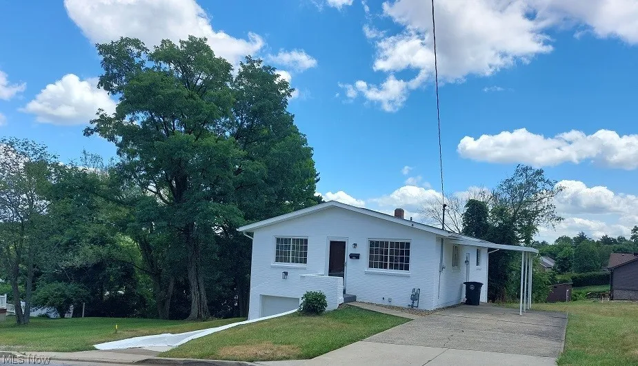 View of front of house featuring a front lawn and a carport