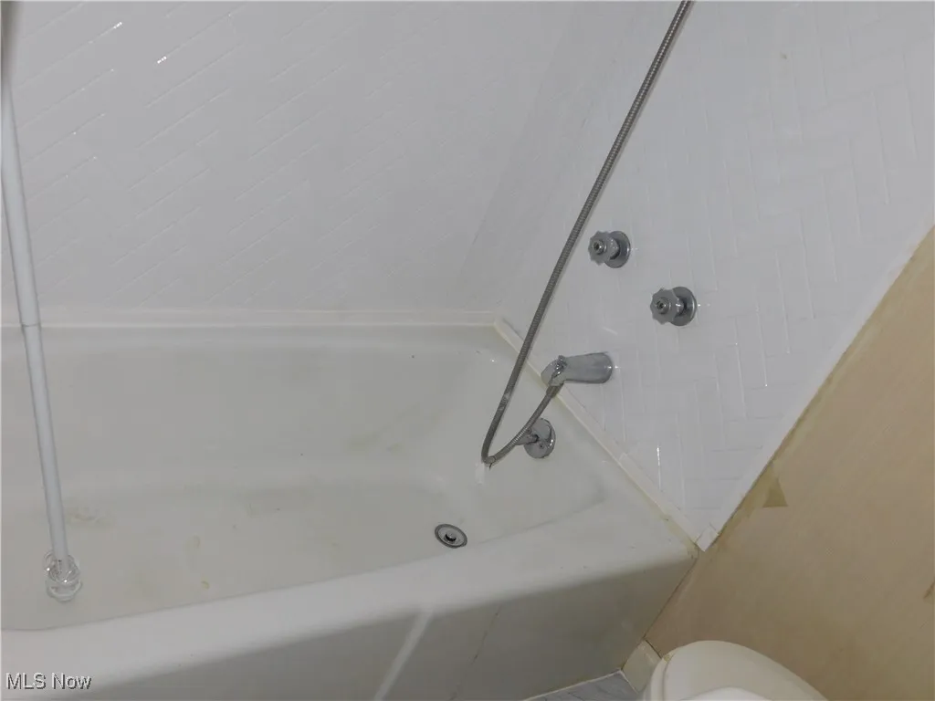 2nd floor Bathroom with tiled shower / bath and toilet