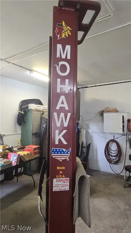 View of Mohawk 7000 #heavy duty car lift that remains.