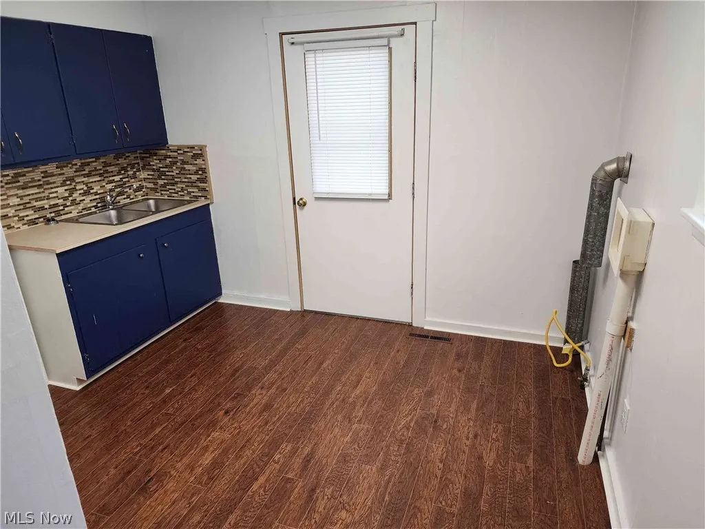 Laundry with gas dryer hookup