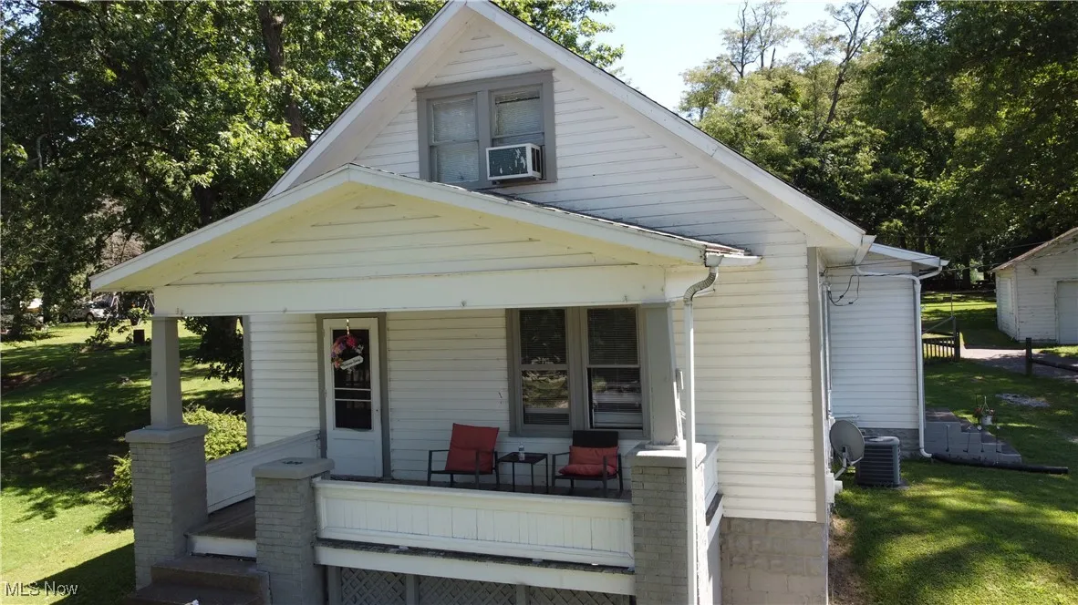 Bungalow with cooling unit and a front yard
