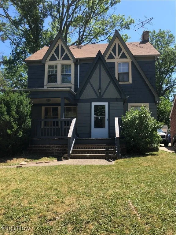 View of front of house featuring a front lawn