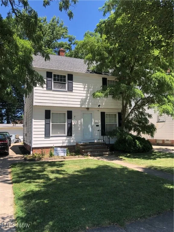 View of front facade with a front lawn