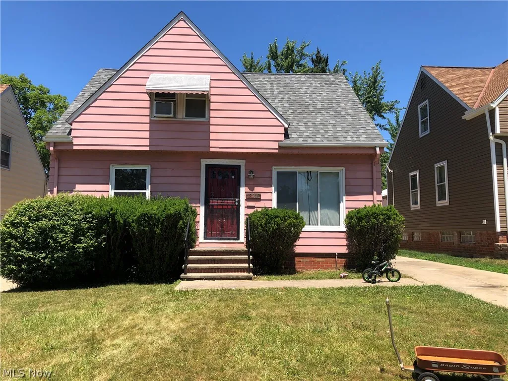 View of front of house with a front yard