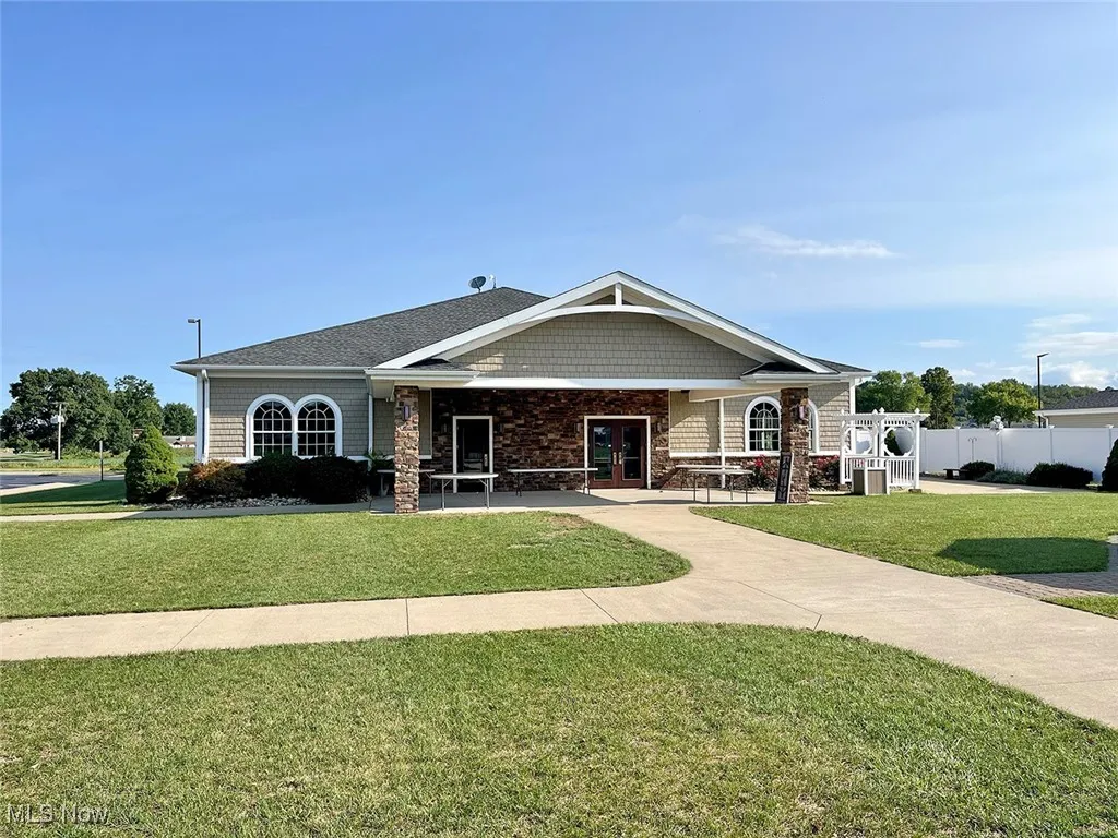 Craftsman inspired home featuring a front yard