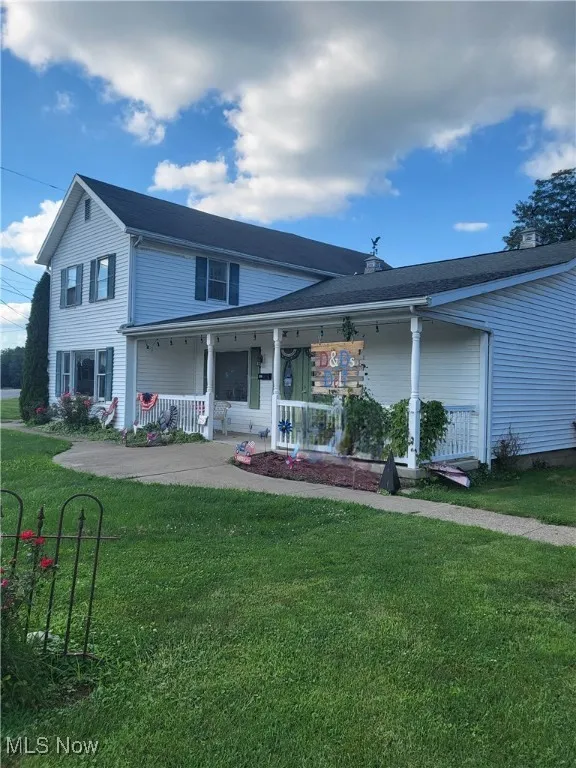 View of front facade with a porch and a front yard