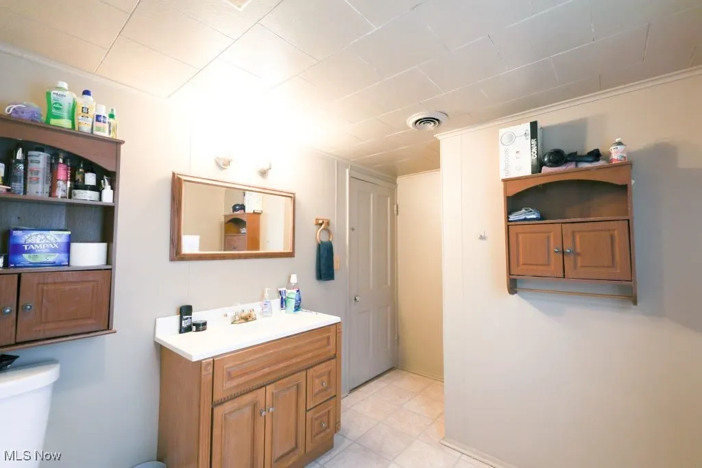 Another view of the upstairs bathroom.