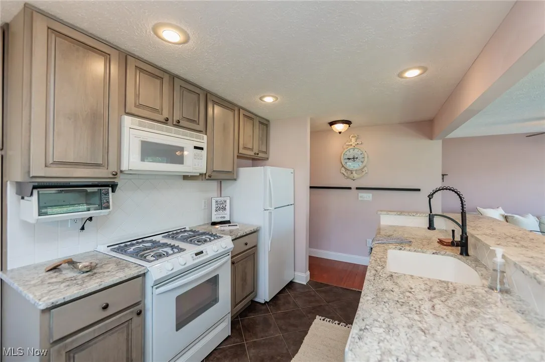 Guest Suite Kitchen-great space to rent out as an option