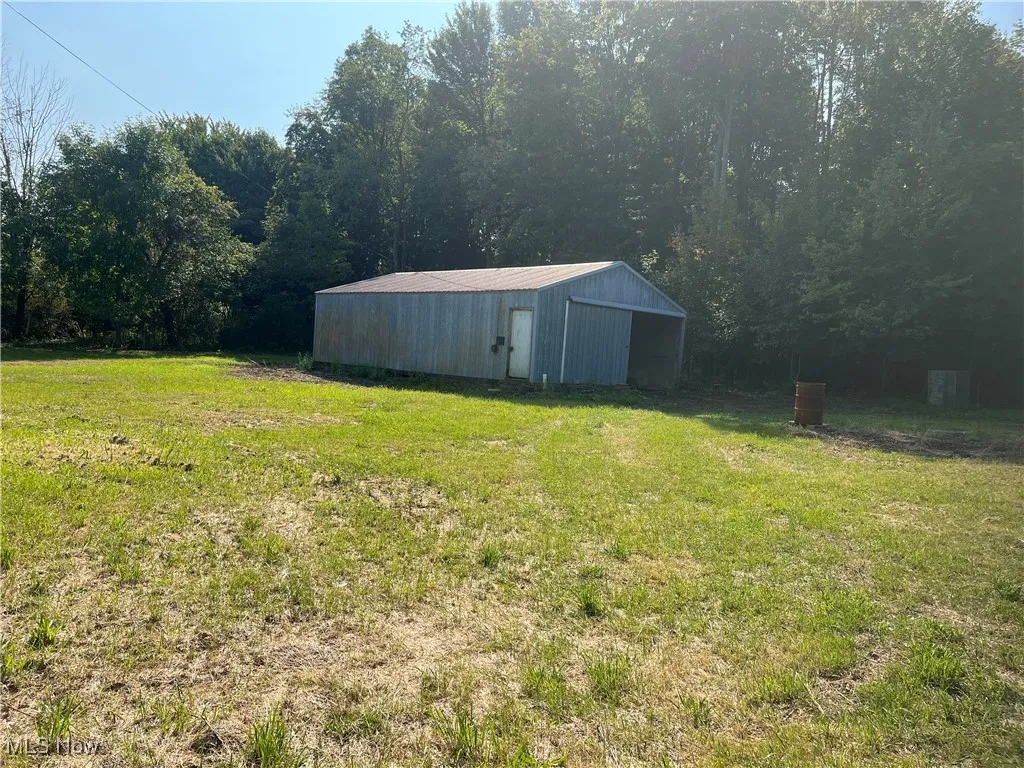 View of yard with an outbuilding