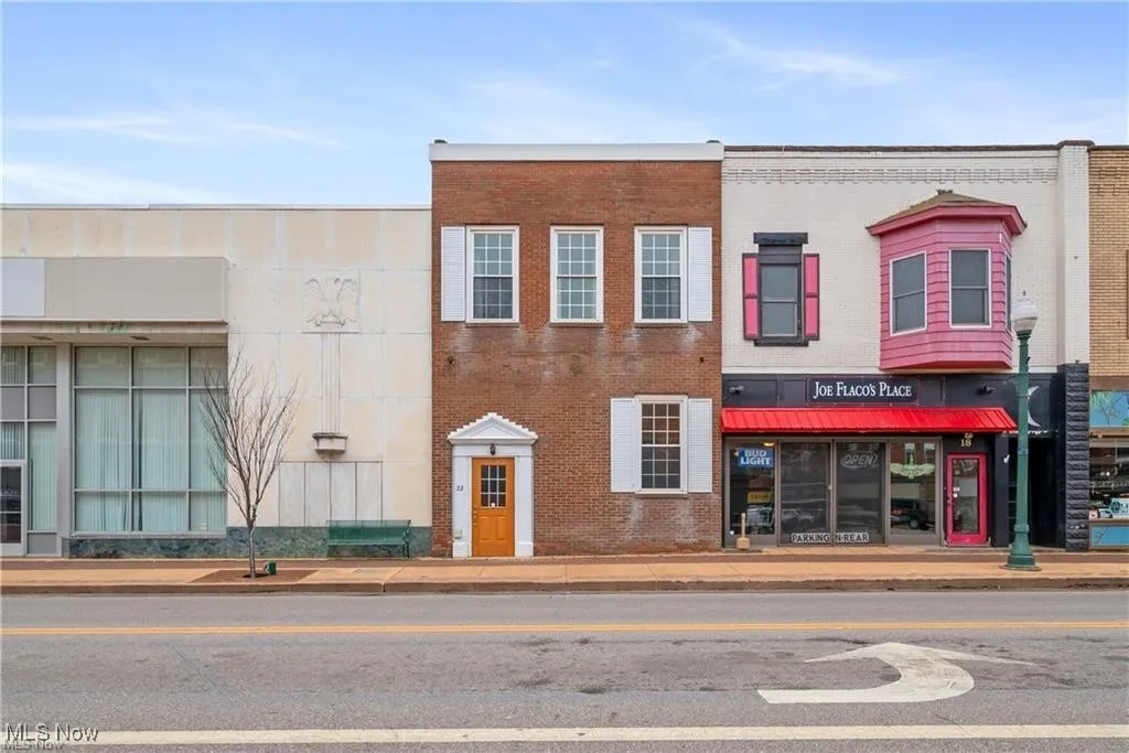 22 E. Main St /Downtown Geneva