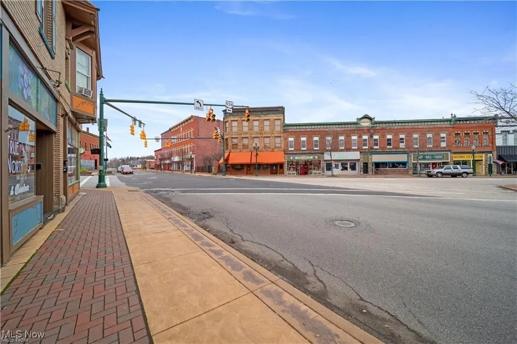 22 E. Main St /Downtown Geneva