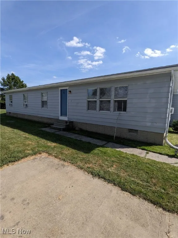 Manufactured / mobile home with a front yard