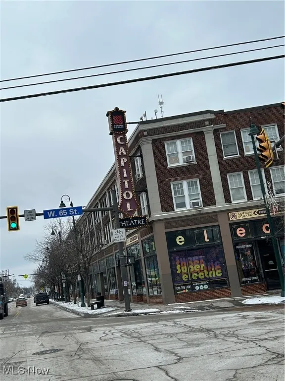 Capital Theater walking distance.