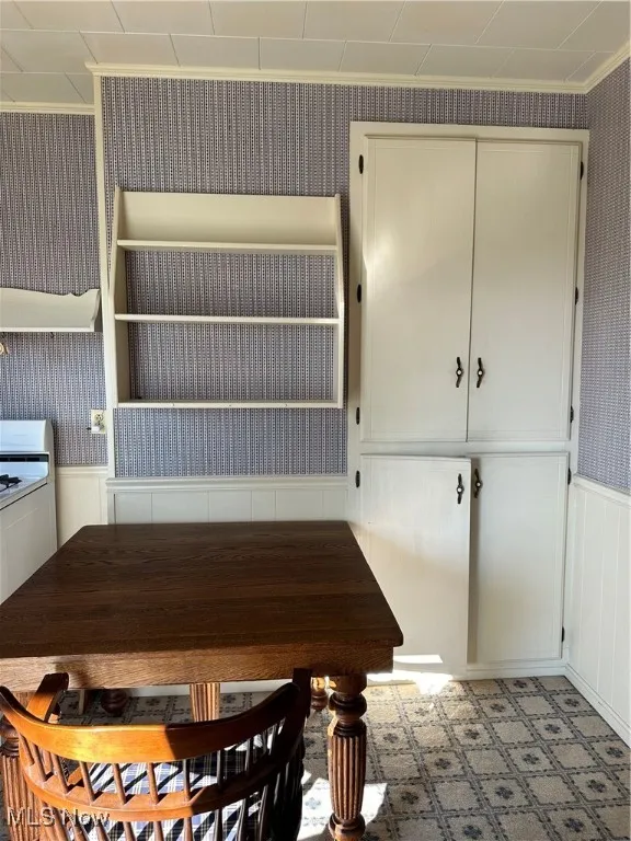 Eat in Kitchen with crown molding