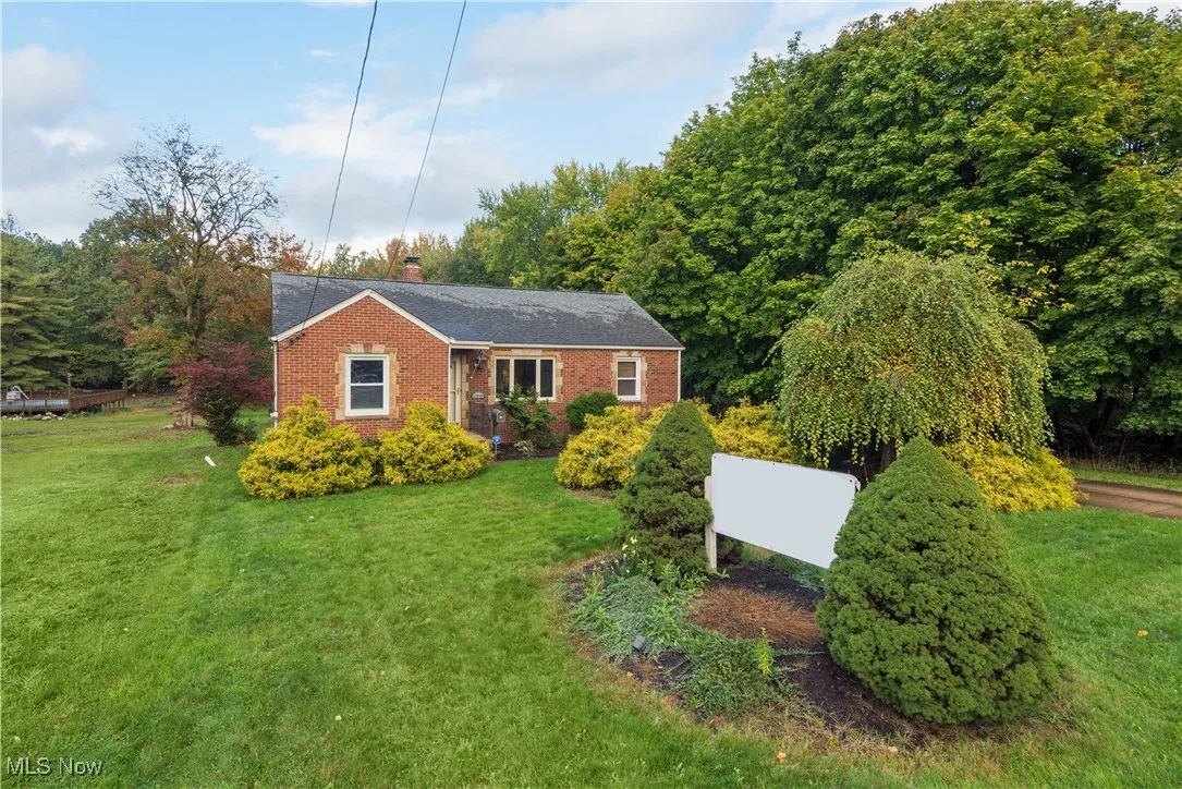 View of front facade with a front yard