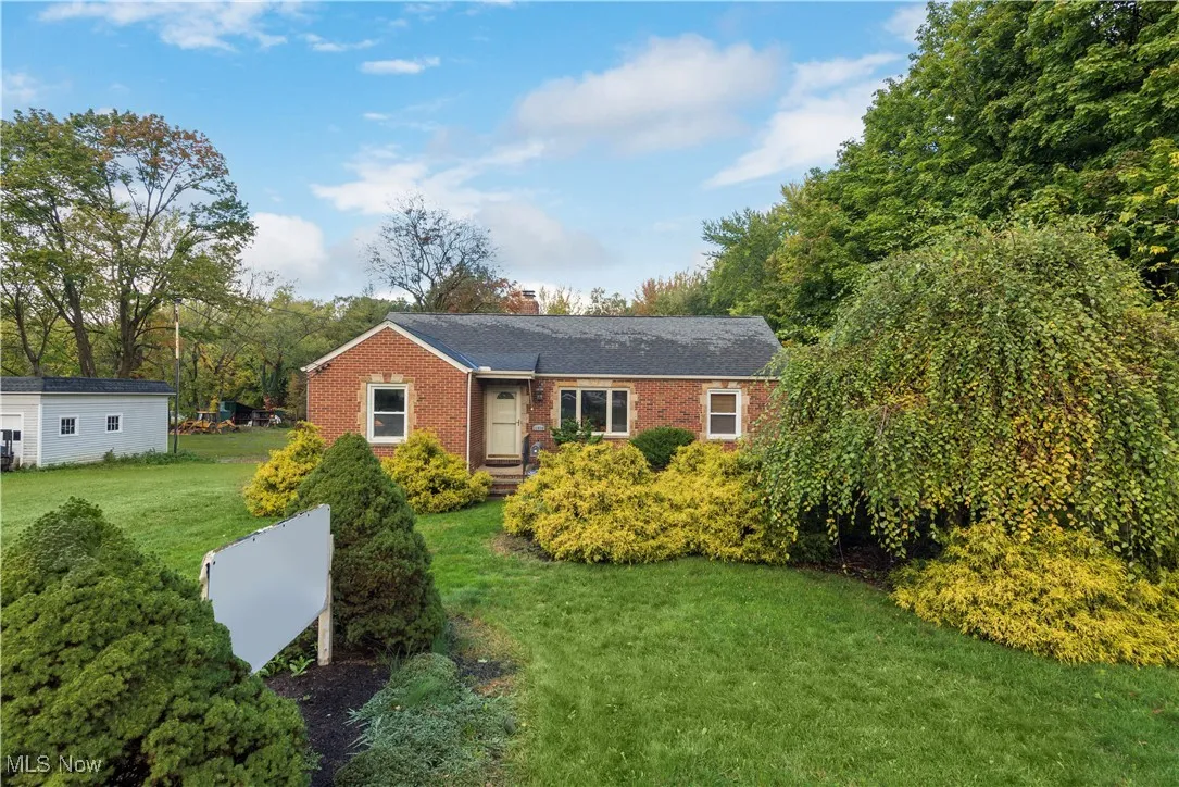 View of front of property featuring a front yard