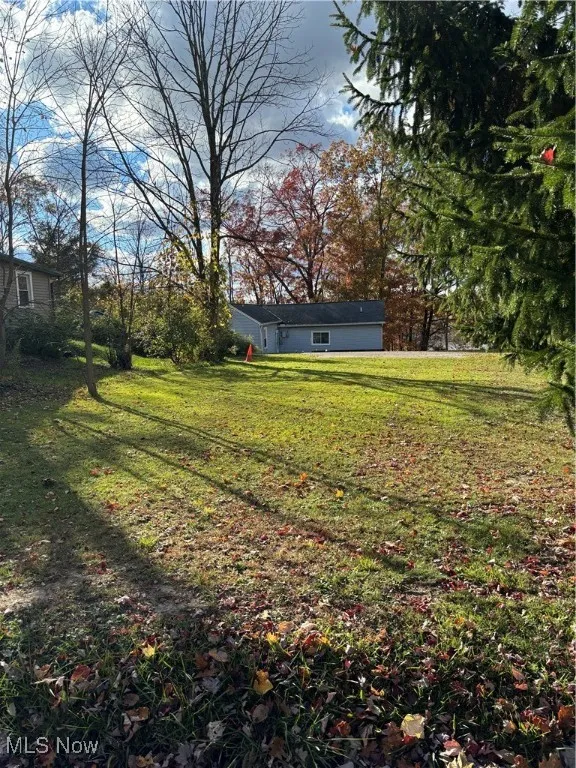 View of expansive Yard