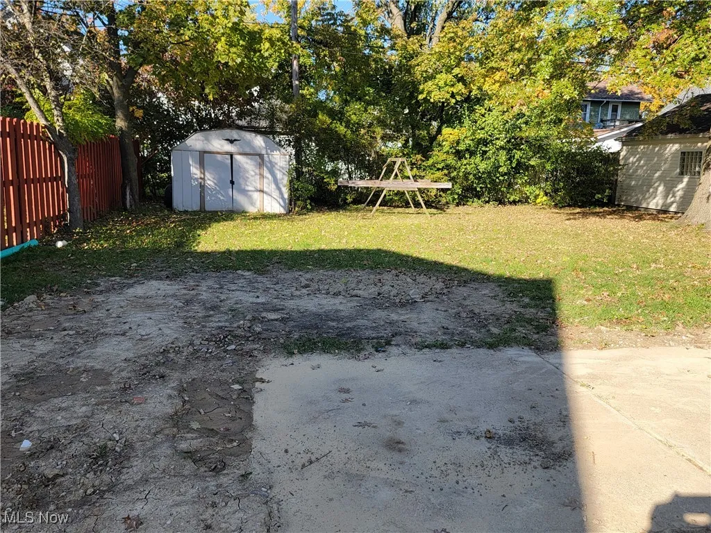 View of yard featuring a shed