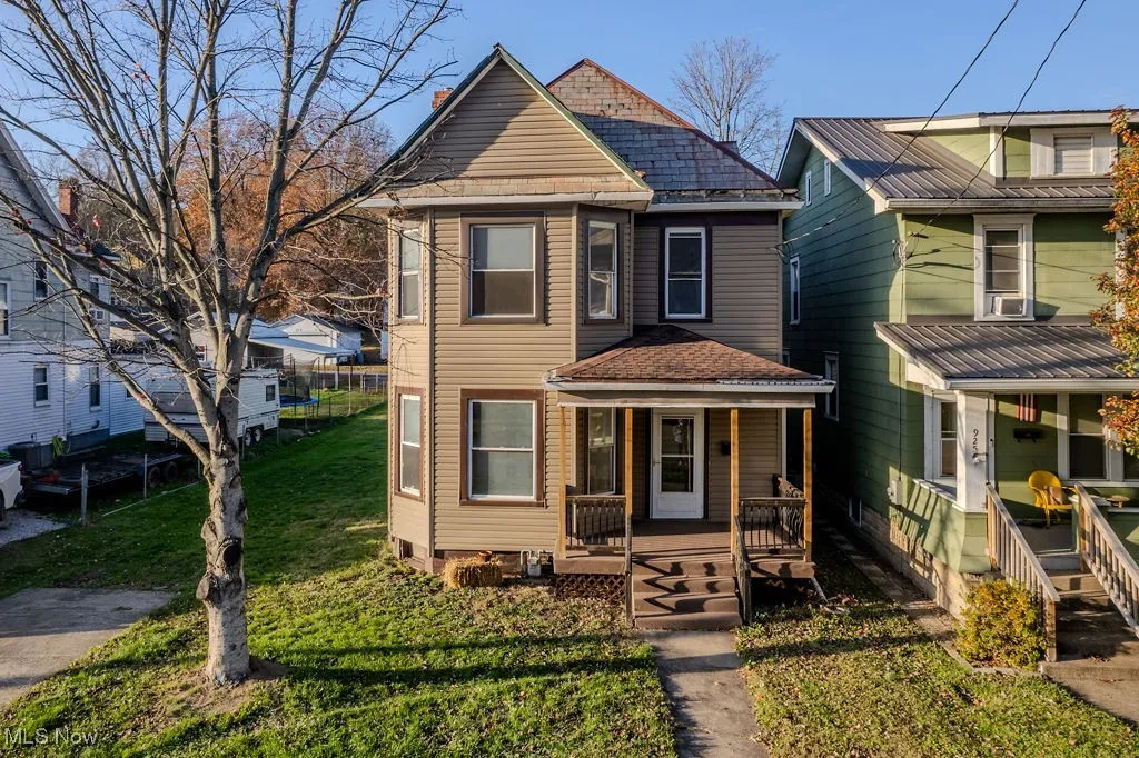 View of front of house featuring a porch and a front yard