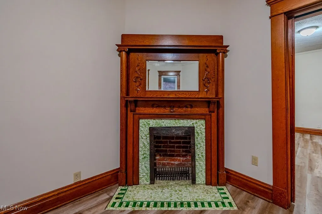 Interior details with hardwood / wood-style floors