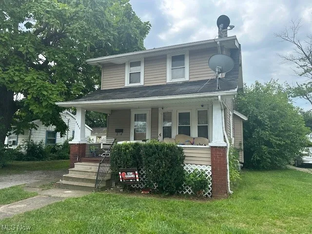 View of front facade with a porch and a front lawn