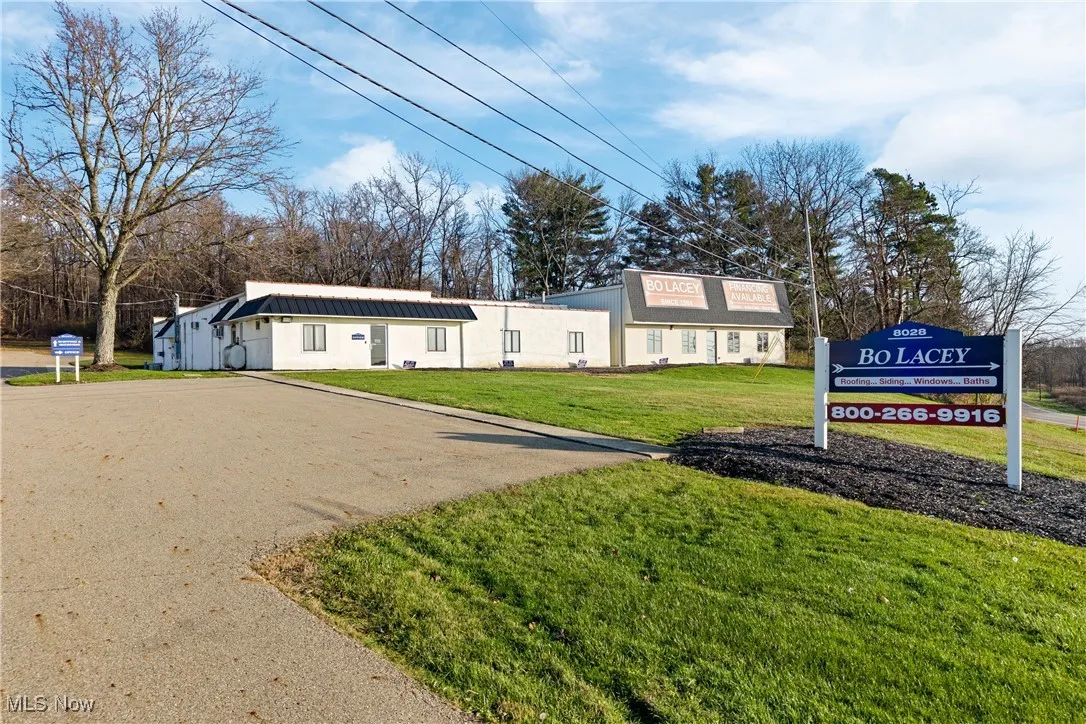 View of front of property featuring a front lawn