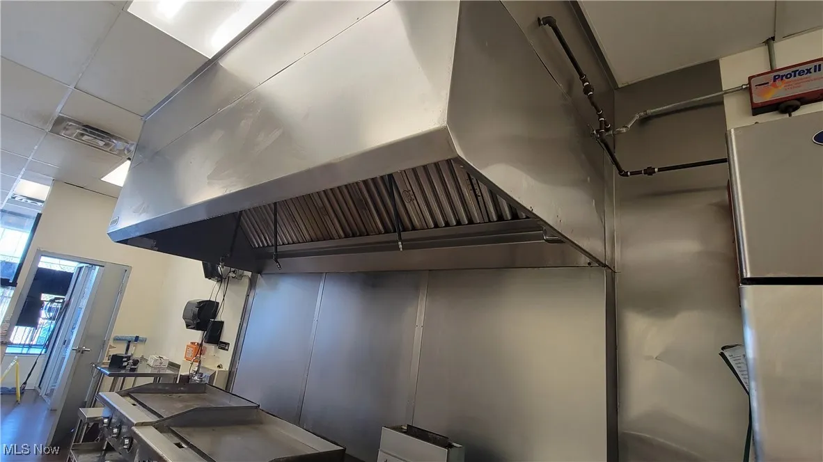 Kitchen with a towering ceiling