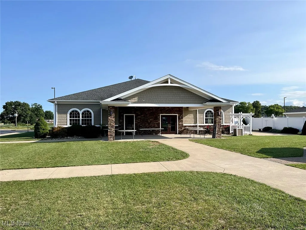 Craftsman inspired home with a porch and a front lawn