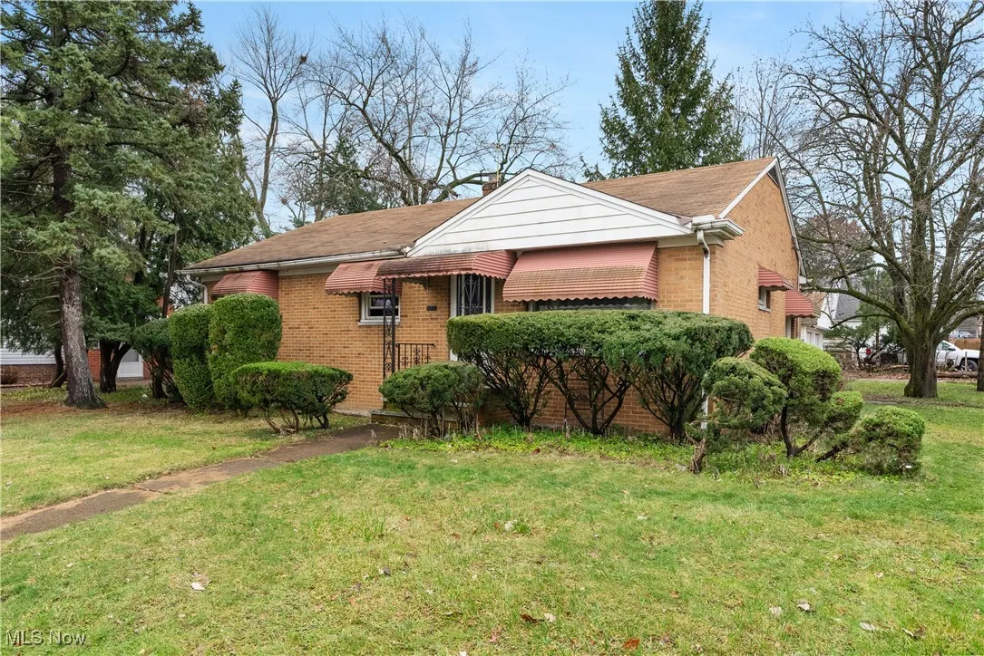 View of front of house featuring a front lawn
