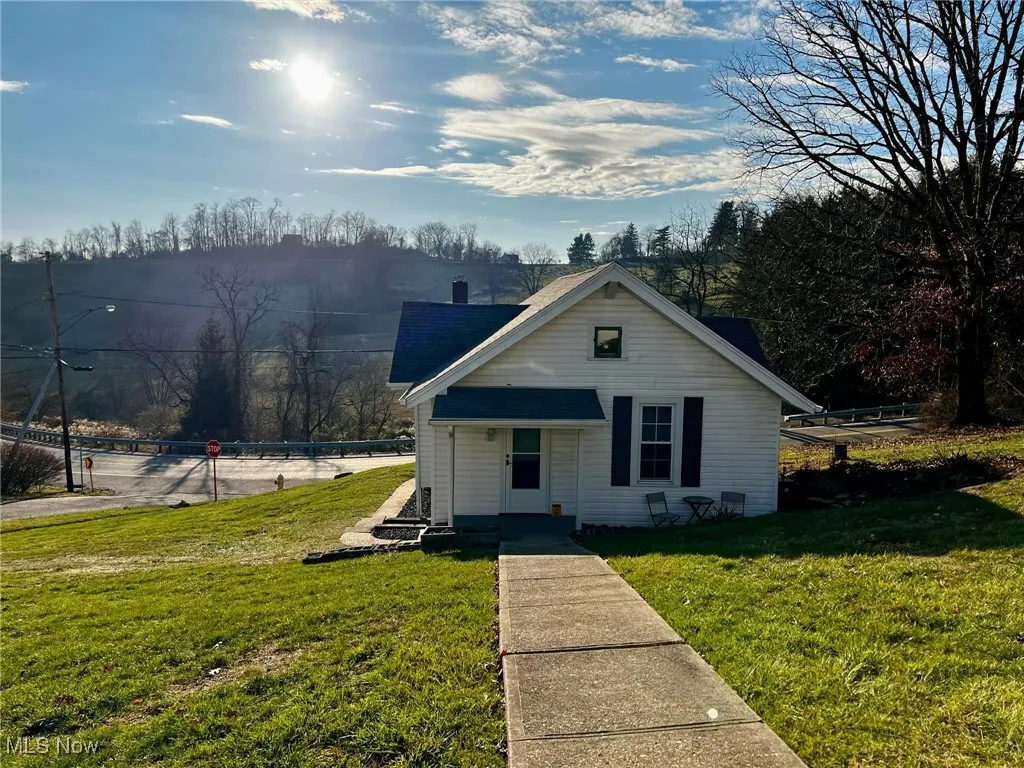 Bungalow featuring a front lawn