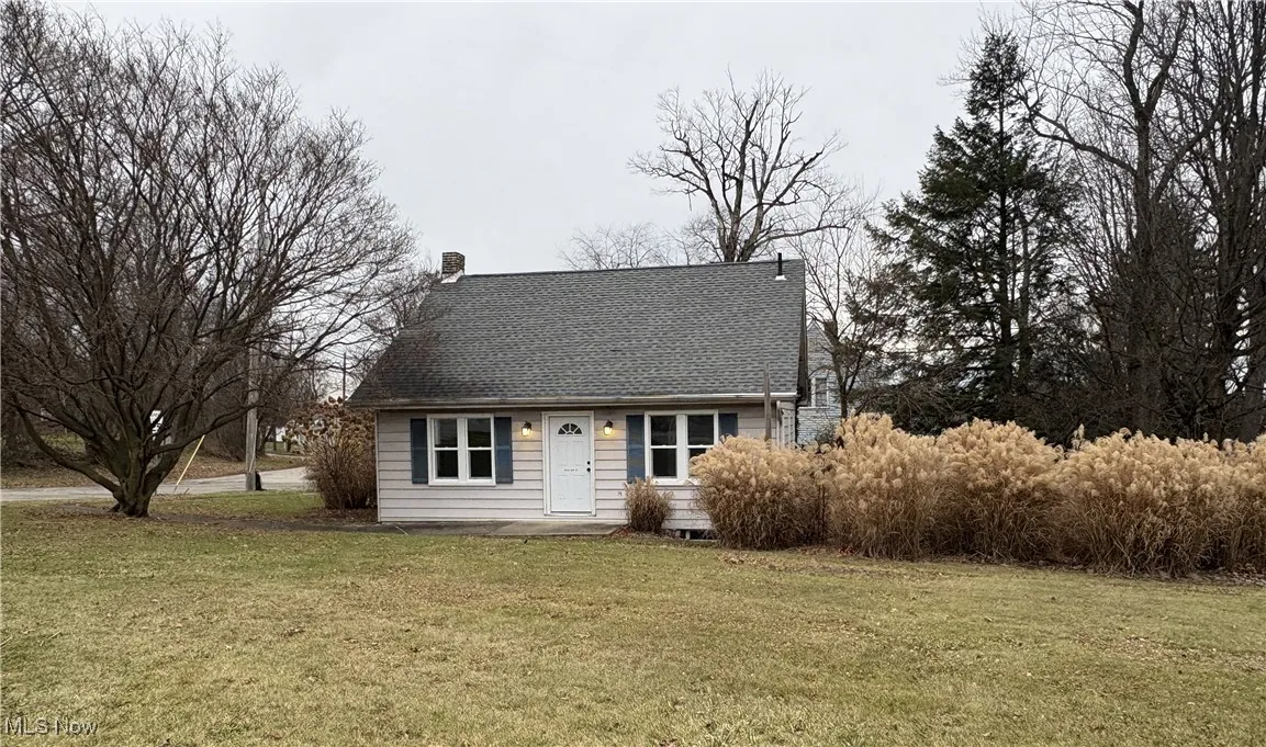 View of front facade with a front lawn