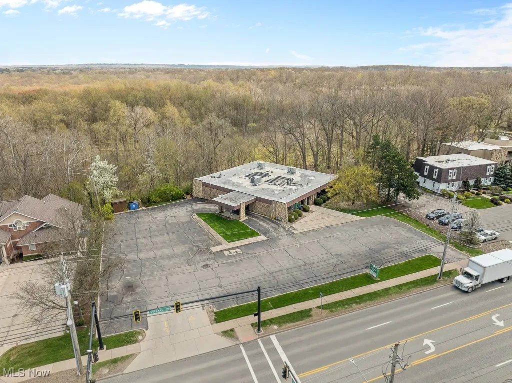 Birds eye view of property featuring a forest view