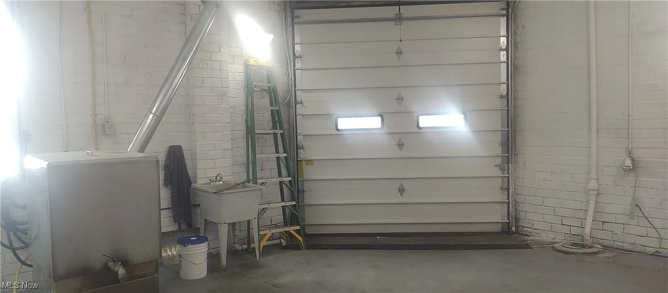 Garage featuring washer / dryer