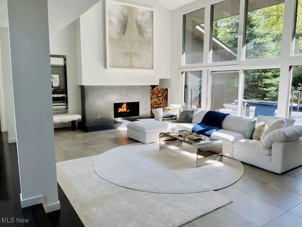 Living room with a high ceiling and concrete flooring